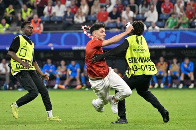 Turkish fan ran on the field after the Group F match of the European Football Championship: Turkey vs Czechia, in Hamburg, Germany, on June 26, 2024. (CTKxPhoto VitxSimanek) CTKPhotoP2024062610788  CTKPhotoP2024062610788