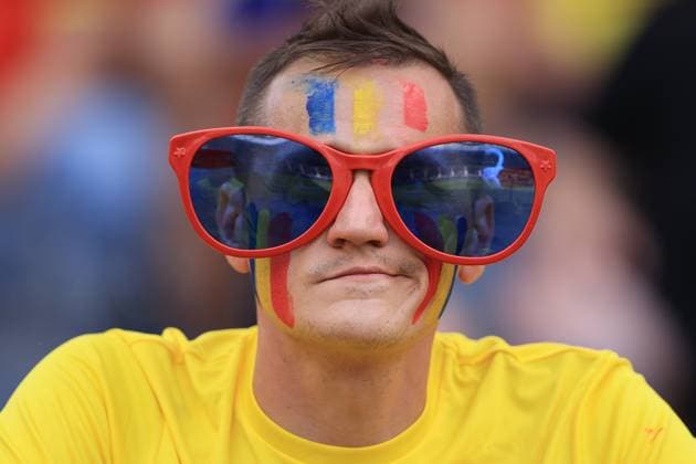 Fußball UEFA EURO 2024 Gruppe E Slowakei gegen Rumänien 26. Juni 2024 UEFA EURO 2024 Gruppe E Slowakei gegen Rumänien Ein Rumänien-Fan trägt eine riesige Brille Foto Simon Stacpoole Abseits Frankfurt Deutschland  Copyright: xSimonxStacpoolexOffside