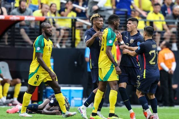 June 26, 2024: Ecuador defender Piero Hincapio (3) confronts Jamaica defender Damion Lowe (17) during the CONMEBOL Copa America Group B Stage match at Allegiant Stadium between Ecuador and Jamaica on June 26, 2024 in Las Vegas, NV. CSM. Las Vegas United States of America - ZUMAc04_ 20240626_zma_c04_027 Copyright: xChristopherxTrimx