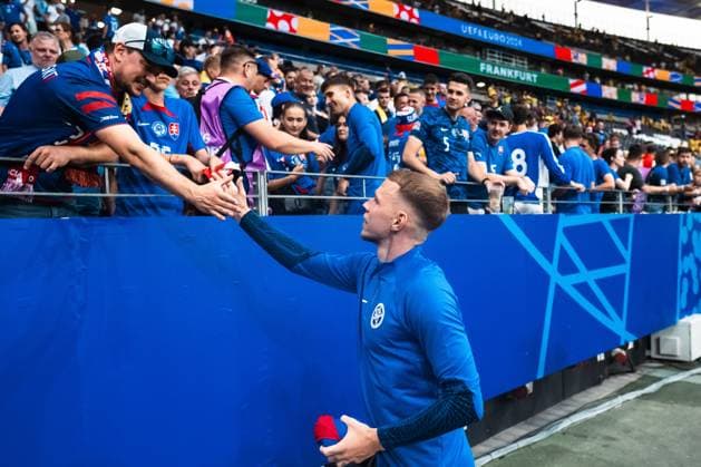 FRANKFURT AM MAIN, GERMANY - JUNE 26: Ondrej Dudaof Slovakia shake hands with fan after the UEFA EURO, EM, Europameisterschaft,Fussball 2024 group stage match between Slovakia and Romania at Frankfurt Arena on June 26, 2024 in Frankfurt am Main, Germany. Photo by Sebastian Frej Slovakia v Romania: Group E - UEFA EURO 2024 Copyright: xSebastianxFrejx