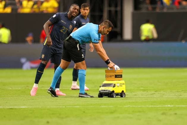 June 26, 2024, Las Vegas, Nevada, UNITED STATES: Referee Cristian Garay referees the match between Ecuador and Jamaica in Group B of the Copa America at the .Allegiant Stadium in Las Vegas in the United States this Wednesday, June 26, 2024 Las Vegas UNITED STATES - ZUMAv122 20240626_aap_v122_039 Copyright: xWilliamxVolcovx