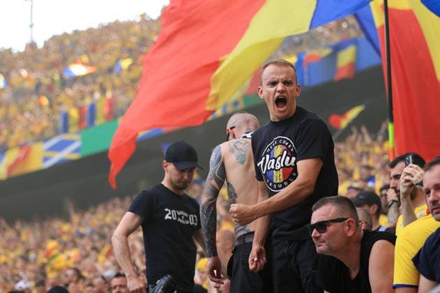 Fußball UEFA EURO 2024 Gruppe E Slowakei gegen Rumänien 26. Juni 2024 UEFA EURO 2024 Gruppe E Slowakei gegen Rumänien Rumänien Fans zeigen ihre Unterstützung Foto Simon Stacpoole Abseits Frankfurt Deutschland  Copyright: xSimonxStacpoolexOffside