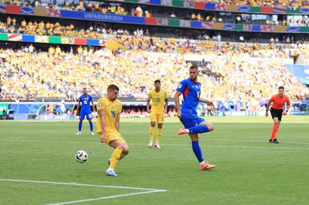 Fußball UEFA EURO 2024 Gruppe E Slowakei gegen Rumänien 26. Juni 2024 UEFA EURO 2024 Gruppe E Slowakei gegen Rumänien David Hancko (Slowakei) schießt den Ball an Razvan Marin (Rumänien) vorbei Foto Simon Stacpoole Abseits Frankfurt Deutschland  Copyright: xSimonxStacpoolexOffside
