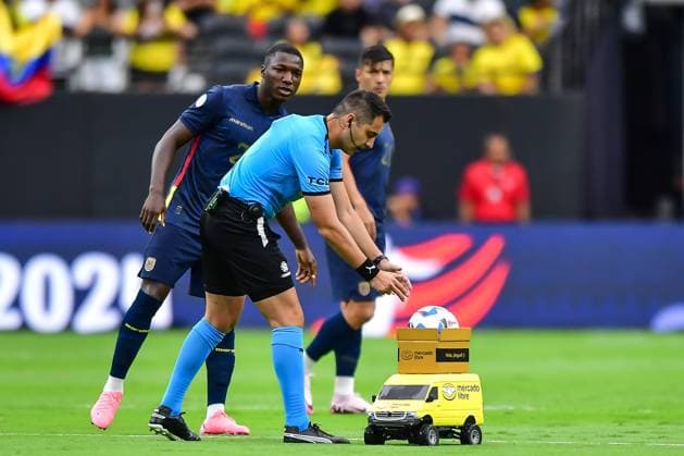 Sport Bilder des Tages RECORD DATE NOT STATED Copa America USA 2024 Ecuador vs Jamaica Referee of Chile Cristian Garay of Chile receives the Ball in car Mercado Libre during the CONMEBOL Copa America 2024 group B match between Ecuador and Jamaica, at Allegiant Stadium, on June 26, 2024 in Las Vegas, Nevada, United States. LAS VEGAS NEVADA UNITED STATES  Copyright: xIsaacxOrtizx 20240626170652_CA_GB_2024_ECU_JAM_GARAY8