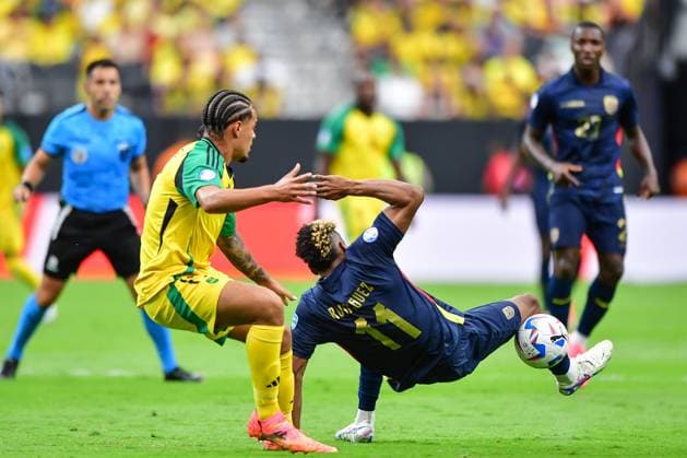 RECORD DATE NOT STATED Copa America USA 2024 Ecuador vs Jamaica Joel Latibeaudiere (L) of Jamaica fights for the ball with Kevin Rodriguez (R) of Ecuador during the CONMEBOL Copa America 2024 group B match between Ecuador and Jamaica, at Allegiant Stadium, on June 26, 2024 in Las Vegas, Nevada, United States. LAS VEGAS NEVADA UNITED STATES  Copyright: xIsaacxOrtizx 20240626171401_CA_GB_2024_ECU_JAM_RODRIGUEZ14