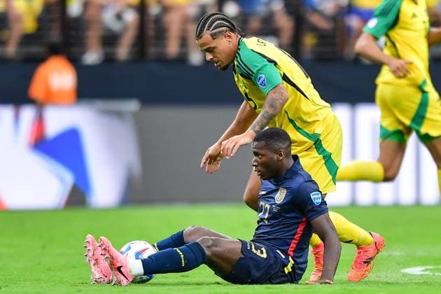 RECORD DATE NOT STATED Copa America USA 2024 Ecuador vs Jamaica Moises Caicedo (L) of Ecuador fights for the ball with Joel Latibeaudiere (R) of Jamaica during the CONMEBOL Copa America 2024 group B match between Ecuador and Jamaica, at Allegiant Stadium, on June 26, 2024 in Las Vegas, Nevada, United States. LAS VEGAS NEVADA UNITED STATES  Copyright: xIsaacxOrtizx 20240626182012_CA_GB_2024_ECU_JAM_CAICEDO54
