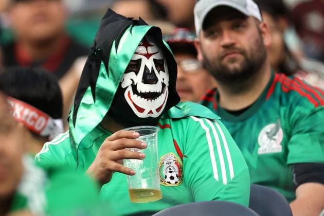 Venezuela gegen Mexiko 26. Juni 2024 Inglewood USA, Copa America Venezuela gegen Mexiko ein maskierter Fan mit einem Bier Foto von Mark Leech Inglewood California USA  Copyright: xMarkxLeechxOffside