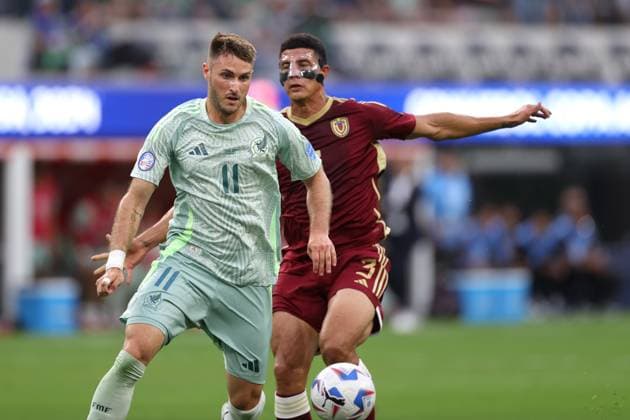 Venezuela gegen Mexiko 26. Juni 2024 Inglewood USA, Copa America Venezuela gegen Mexiko Santiago Jimenez aus Mexiko und Yordan Osorio aus Venezuela Foto von Mark Leech Inglewood Kalifornien USA  Copyright: xMarkxLeechxOffside