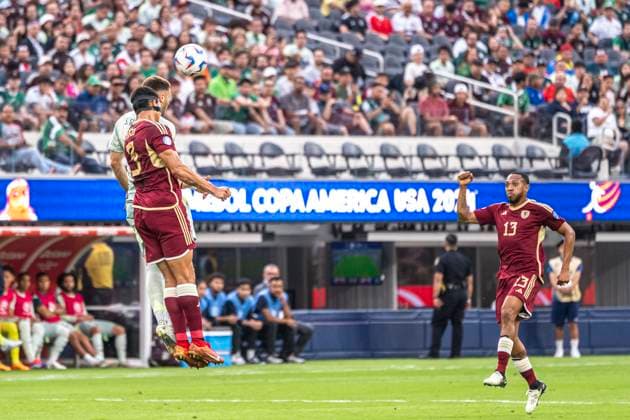 SoFi Stadium Yordan Osorio of Venezuela and Santiago Gimenez of Mexico during the Copa America 2024 CONMEBOL group stage game between Venezuela and Mexico at Estadio SoFi in in Los Angeles, California. (Richard Callis SPP) Copyright: xRichardxCallis SPPx spp-en-RiCa-richiecallis240624-1020829