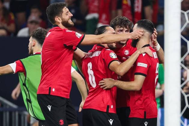 Euro 2024 Georgia Portugal on 26 06 2024 in the Arena AufSchalke in Gelsenkirchen Cheering, goal celebration, goal scorer Georges Mikautadze 22, Georgia celebrates with the team after his goal to make it 2 to 0 MH