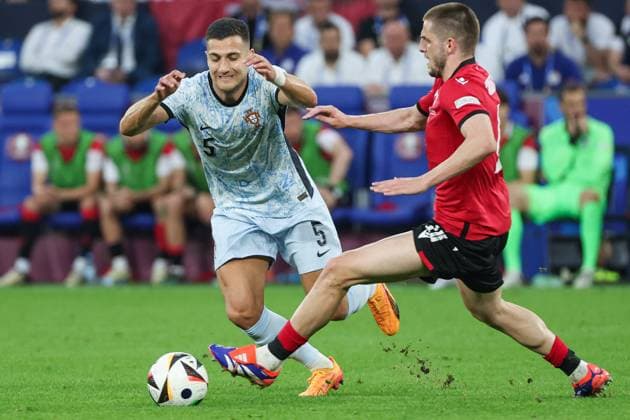 Euro 2024 Georgia Portugal on 26 06 2024 at the Arena AufSchalke in Gelsenkirchen Diogo Dalot 5, Portugal vs Giorgi Chakvetadze 10, Georgia MH