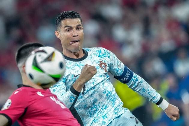 Sport Bilder des Tages EURO 2024 - Matchday 3, Group F: Georgia vs. Portugal Cristiano Ronaldo has his eyes on the ball during the EURO 2024 Matchday 3, Group F match between Georgia and Portugal on 26 June 2024, at Arena AufSchalke, in Gelsenkirchen, Germany Gelsenkirchen Arena AufSchalke Germany Copyright: xAlexandraxFechetex DSC01762