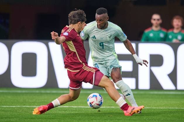 RECORD DATE NOT STATED Copa America USA 2024 Venezuela vs Mexico Jon Aramburu (L) of Venezuela fights for the ball with Julian Quinones (R) of Mexico during the CONMEBOL Copa America 2024 group B match between Venezuela and Mexico, at SoFi Stadium, on June 26, 2024 in Inglewood, California, United States. INGLEWOOD CALIFORNIA UNITED STATES  Copyright: xJorgexMartinezx 20240626200745_CA_GB_2024_VEN_MEX_QUINONES71