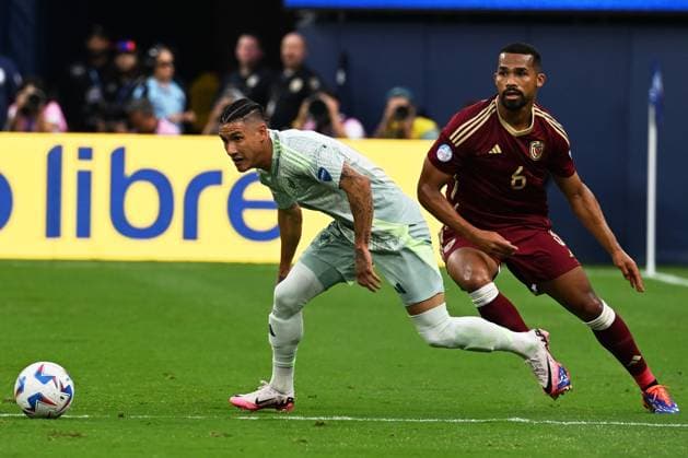 RECORD DATE NOT STATED Copa America USA 2024 Venezuela vs Mexico Uriel Antuna (L) of Mexico fights for the ball with Yangel Herrera (R) of Venezuela during the CONMEBOL Copa America 2024 group B match between Venezuela and Mexico, at SoFi Stadium, on June 26, 2024 in Inglewood, California, United States. INGLEWOOD CALIFORNIA UNITED STATES  Copyright: xDavidxLeahx 20240626201234_CA_GB_2024_VEN_MEX_ANTUNA83