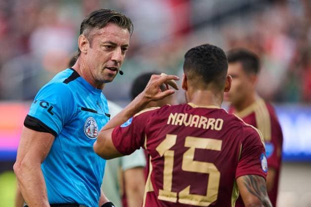 RECORD DATE NOT STATED Copa America USA 2024 Venezuela vs Mexico Referee Raphael Claus of Brazil and Miguel Navarro of Venezuela during the CONMEBOL Copa America 2024 group B match between Venezuela and Mexico, at SoFi Stadium, on June 26, 2024 in Inglewood, California, United States. INGLEWOOD CALIFORNIA UNITED STATES  Copyright: xJorgexMartinezx 20240626203016_CA_GB_2024_VEN_MEX_CLAUS127