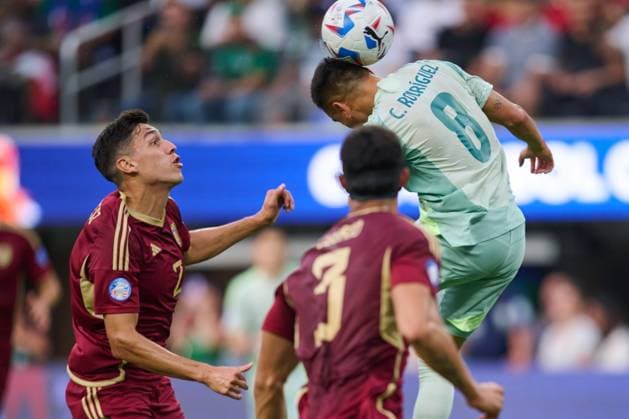 RECORD DATE NOT STATED Copa America USA 2024 Venezuela vs Mexico Nahuel Ferraresi (L) of Venezuela jumps for the ball with Carlos Rodriguez (L) of Mexico during the CONMEBOL Copa America 2024 group B match between Venezuela and Mexico, at SoFi Stadium, on June 26, 2024 in Inglewood, California, United States. INGLEWOOD CALIFORNIA UNITED STATES  Copyright: xJorgexMartinezx 20240626203024_CA_GB_2024_VEN_MEX_RODRIGUEZ125