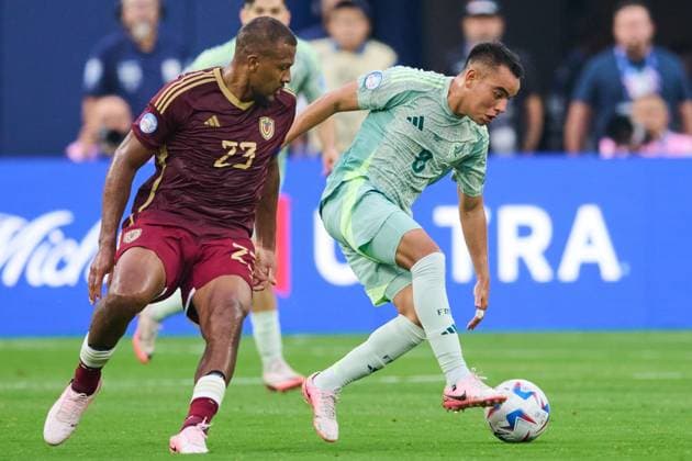 RECORD DATE NOT STATED Copa America USA 2024 Venezuela vs Mexico Salomon Rondon (L) of Venezuela fights for the ball with Carlos Rodriguez (R) of Mexico during the CONMEBOL Copa America 2024 group B match between Venezuela and Mexico, at SoFi Stadium, on June 26, 2024 in Inglewood, California, United States. INGLEWOOD CALIFORNIA UNITED STATES  Copyright: xJorgexMartinezx 20240626205359_CA_GB_2024_VEN_MEX_RODRIGUEZ160