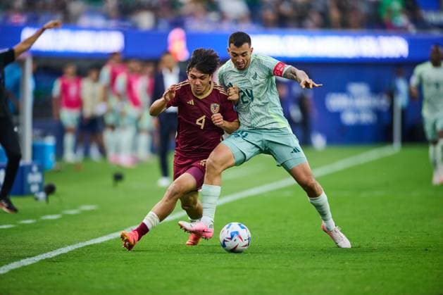 RECORD DATE NOT STATED Copa America USA 2024 Venezuela vs Mexico Jon Aramburu (L) of Venezuela fights for the ball with Luis Chavez (L) of Mexico during the CONMEBOL Copa America 2024 group B match between Venezuela and Mexico, at SoFi Stadium, on June 26, 2024 in Inglewood, California, United States. INGLEWOOD CALIFORNIA UNITED STATES  Copyright: xJorgexMartinezx 20240626211207_CA_GB_2024_VEN_MEX_CHAVEZ175