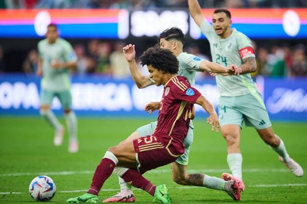 RECORD DATE NOT STATED Copa America USA 2024 Venezuela vs Mexico Eduard Bello (L) of Venezuela fights for the ball with Gerardo Arteaga (R) of Mexico during the CONMEBOL Copa America 2024 group B match between Venezuela and Mexico, at SoFi Stadium, on June 26, 2024 in Inglewood, California, United States. INGLEWOOD CALIFORNIA UNITED STATES  Copyright: xJorgexMartinezx 20240626211208_CA_GB_2024_VEN_MEX_BELLO181