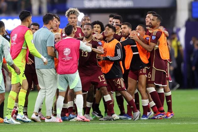 Venezuela gegen Mexiko 26. Juni 2024 Inglewood USA, Copa America Venezuela gegen Mexiko Die Gemüter erhitzen sich, als mexikanische Spieler der feiernden venezolanischen Mannschaft gegenüberstehen Foto  Copyright: xMarkxLeechxOffside