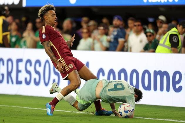 Venezuela - Mexiko 26. Juni 2024 Inglewood USA, Copa América Venezuela - Mexiko Jhonder Cadiz (Venezuela) greift Israel Reyes (Mexiko) an Foto  Copyright: xMarkxLeechxOffside