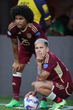 Venezuela gegen Mexiko 26. Juni 2024 Inglewood USA, Copa America Venezuela gegen Mexiko Eduard Bello aus Venezuela steht neben dem kauernden Yeferson Soteldo aus Venezuela Foto  Copyright: xMarkxLeechxOffside