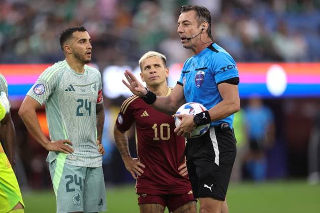 Venezuela gegen Mexiko 26. Juni 2024 Inglewood USA, Copa America Venezuela gegen Mexiko Luis Chavez aus Mexiko und Yeferson Soteldo aus Venezuela hören dem Schiedsrichter Raphael Claus zu Foto von Mark Leech Inglewood Kalifornien USA  Copyright: xMarkxLeechxOffside