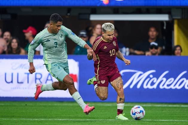 RECORD DATE NOT STATED Copa America USA 2024 Venezuela vs Mexico Luis Romo (L) of Mexico fights for the ball with Yeferson Soteldo (R) of Venezuela during the CONMEBOL Copa America 2024 group B match between Venezuela and Mexico, at SoFi Stadium, on June 26, 2024 in Inglewood, California, United States. INGLEWOOD CALIFORNIA UNITED STATES  Copyright: xJorgexMartinezx 20240626214048_CA_GB_2024_VEN_MEX_SOTELDO221