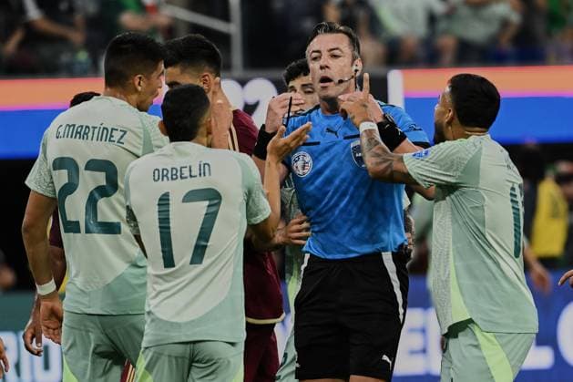 RECORD DATE NOT STATED Copa America USA 2024 Venezuela vs Mexico Guillermo Martinez, Orbelin Pineda, Alexis Vega of Mexico and Referee Raphael Claus of Brazil during the CONMEBOL Copa America 2024 group B match between Venezuela and Mexico, at SoFi Stadium, on June 26, 2024 in Inglewood, California, United States. INGLEWOOD CALIFORNIA UNITED STATES  Copyright: xDavidxLeahx 20240626214923_CA_GB_2024_VEN_MEX_CLAUS233