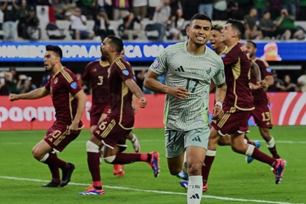 RECORD DATE NOT STATED Copa America USA 2024 Venezuela vs Mexico Orbelin Pineda of Mexico misses his penalty kickduring the CONMEBOL Copa America 2024 group B match between Venezuela and Mexico, at SoFi Stadium, on June 26, 2024 in Inglewood, California, United States. INGLEWOOD CALIFORNIA UNITED STATES  Copyright: xDavidxLeahx 20240626214925_CA_GB_2024_VEN_MEX_PINEDA231