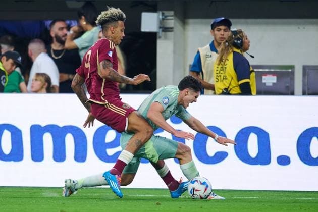 RECORD DATE NOT STATED Copa America USA 2024 Venezuela vs Mexico Jhonder Cadiz (L) of Venezuela fights for the ball with Israel Reyes (R) of Mexico during the CONMEBOL Copa America 2024 group B match between Venezuela and Mexico, at SoFi Stadium, on June 26, 2024 in Inglewood, California, United States. INGLEWOOD CALIFORNIA UNITED STATES  Copyright: xJorgexMartinezx 20240626215517_CA_GB_2024_VEN_MEX_REYES239