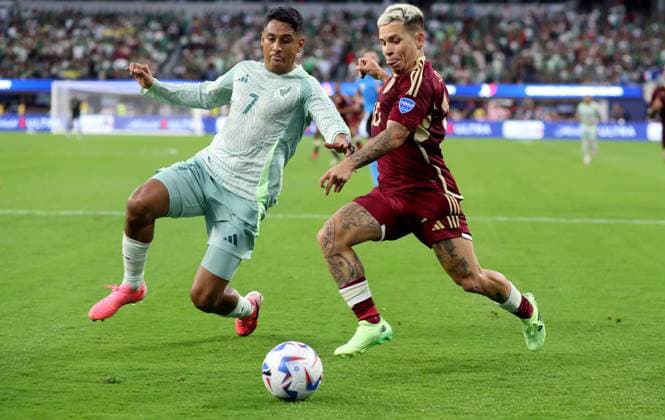 Venezuela gegen Mexiko 26. Juni 2024 Inglewood USA, Copa America Venezuela gegen Mexiko Luis Romo (Mexiko) versucht, einen Schuss von Yeferson Soteldo (Venezuela) abzuwehren Foto  Copyright: xMarkxLeechxOffside