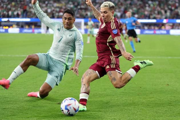 Venezuela gegen Mexiko 26. Juni 2024 Inglewood USA, Copa America Venezuela gegen Mexiko Luis Romo (Mexiko) versucht, einen Schuss von Yeferson Soteldo (Venezuela) abzuwehren Foto  Copyright: xMarkxLeechxOffside