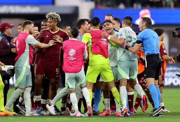 Venezuela gegen Mexiko 26. Juni 2024 Inglewood USA, Copa America Venezuela gegen Mexiko Schiedsrichter Raphael Claus versucht, rivalisierende Spieler zu trennen, während Venezuela den Sieg feiert Foto von Mark Leech Inglewood California USA  Copyright: xMarkxLeechxOffside