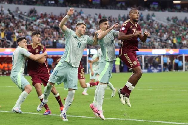 Venezuela gegen Mexiko 26. Juni 2024 Inglewood USA, Copa América Venezuela gegen Mexiko Salomon Rondon von Venezuela kommt vor der mexikanischen Abwehr zum Schuss Foto von Mark Leech Inglewood California USA  Copyright: xMarkxLeechxOffside
