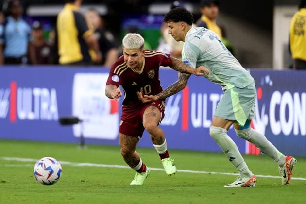 Venezuela gegen Mexiko 26. Juni 2024 Inglewood USA, Copa America Venezuela gegen Mexiko Jorge Sanchez (Mexiko) versucht, Yeferson Soteldo (Venezuela) zu stoppen Foto  Copyright: xMarkxLeechxOffside