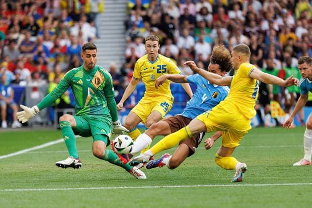 UEFA EURO, EM, Europameisterschaft,Fussball 2024: Ukraine Vs Belgium in Germany - 26 Jun 2024 Artem Dovbyk (R) of Ukraine, Wout Faes (R2) and Koen Casteels (L) of Belgium seen in action during the UEFA Euro 2024 match between Ukraine and Belgium at MHPArena. Final score; Ukraine 0:0 Belgium. Stuttgart Germany Copyright: xMaciejxRogowskix xSOPAxImagesx MROGOWSKI-1