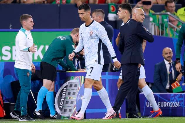 RONALDO Cristiano Kapitaen Team Portugal at the substitution with coach MARTINEZ Roberto UEFA Football EURO 2024 in Germany Match Group F Georgia Portugal 2 0 on 26 06 2024 in Gelsenkirchen DFL REGULATIONS PROHIBIT ANY USE OF PHOTOGRAPHS as IMAGE SEQUENCES and or QUASI VIDEO Copyright: xLacixPerenyix