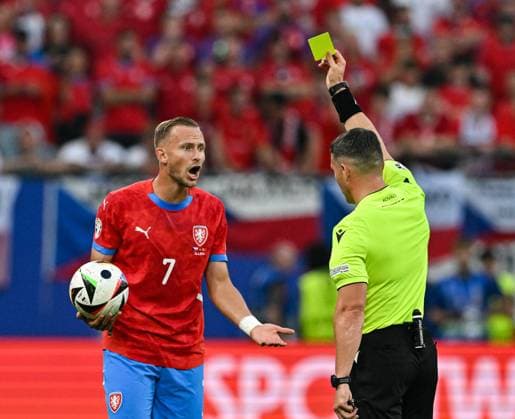 (240627) -- HAMBURG, June 27, 2024 -- Antonin Barak (L) of the Czech Republic receives a yellow card during the UEFA EURO, EM, Europameisterschaft,Fussball 2024 Group F match between T¨¹rkiye and the Czech Republic in Hamburg, Germany, June 26, 2024. ) (SP)GERMANY-HAMBURG-FOOTBALL-EURO 2024-CZECH REPUBLIC VS T?RKIYE RenxPengfei 