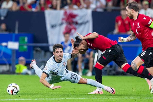 UEFA EURO 2024 Georgia Portugal 26 06 2024 Pedro Neto Portugal, 25 in duel with Giorgi Kochorashvili Georgia, 6 UEFA EURO 2024 Georgia Portugal Arena AufSchalke, Gelsenkirchen, on 26 06 2024 Copyright: xBEAUTIFULxSPORTS Meuselx