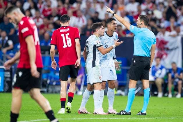 UEFA EURO 2024 Georgia Portugal 26 06 2024 Joao Neves Portugal, 15 and Cristiano Ronaldo Portugal, 7 discuss with referee Sandro Schärer SUI UEFA EURO 2024 Georgia Portugal Arena AufSchalke, Gelsenkirchen, on 26 06 2024 Copyright: xBEAUTIFULxSPORTS Meuselx