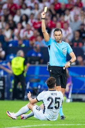 UEFA EURO 2024 Georgia Portugal 26 06 2024 Referee Sandro Schärer SUI shows Pedro Neto Portugal, 25 the yellow card UEFA EURO 2024 Georgia Portugal Arena AufSchalke, Gelsenkirchen, on 26 06 2024 Copyright: xBEAUTIFULxSPORTS Meuselx
