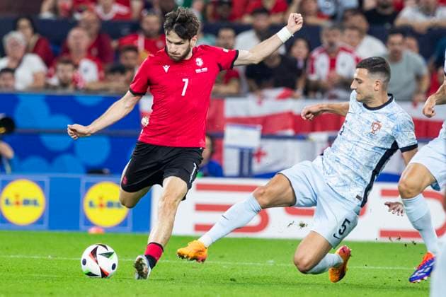 UEFA EURO 2024 Georgia Portugal 26 06 2024 Khvicha Kvaratskhelia Georgia, 7 in duel with Diogo Dalot Portugal, 5 UEFA EURO 2024 Georgia Portugal Arena AufSchalke, Gelsenkirchen, on 26 06 2024 Copyright: xBEAUTIFULxSPORTS Meuselx