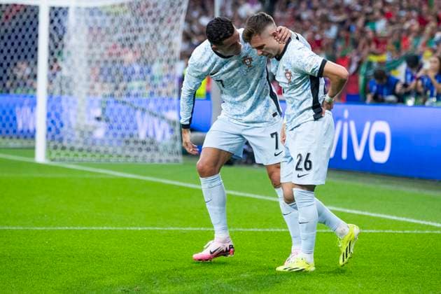 UEFA EURO 2024 Georgia Portugal 26 06 2024 Cristiano Ronaldo Portugal, 7 talks to Francisco Conceicao Portugal, 26 UEFA EURO 2024 Georgia Portugal Arena AufSchalke, Gelsenkirchen, on 26 06 2024 Copyright: xBEAUTIFULxSPORTS Meuselx