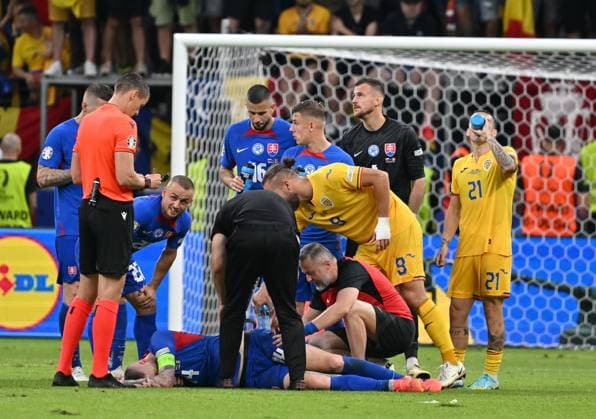26 06 2024, xsltx, European Football Championship 2024, Slovakia Romania emspor, v l referee Daniel Siebert, Milan Skriniar Slovakia treatment, George Alexandru Puscas Romania Romania DFL DFB DFB REGULATIONS PROHIBIT ANY USE OF PHOTOGRAPHS as IMAGE SEQUENCES and or QUASI VIDEO Frankfurt