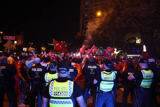 After the match between Turkey and Croatia, Turkish soccer fans celebrated on Hamburgs Reeperbahn Turkish fans after the last group match against the Czech Republic at the European Championships in Hamburg Turkey advances to the round of 16 as group runner-up after a 2-0 win against the Czech Republic On the Reeperbahn, the celebrations were loud with horns, horns and pyrotechnics Hamburg, 26 06 2024 Hamburg Hamburg Hamburg Germany