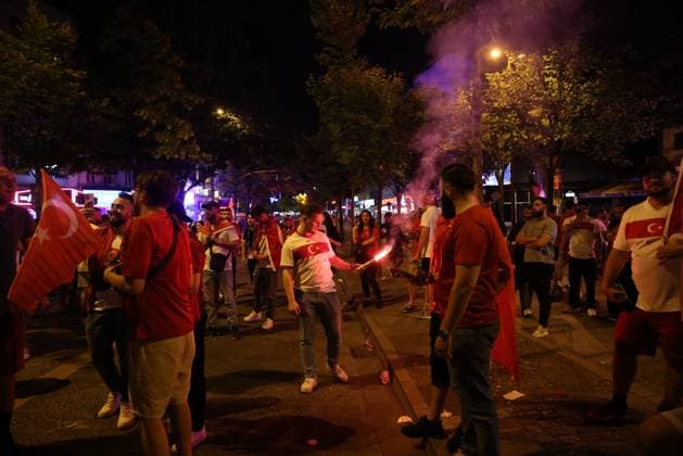 After the match between Turkey and Croatia, Turkish soccer fans celebrated on Hamburgs Reeperbahn Turkish fans after the last group match against the Czech Republic at the European Championships in Hamburg Turkey advances to the round of 16 as group runner-up after a 2-0 win against the Czech Republic On the Reeperbahn, the celebrations were loud with horns, horns and pyrotechnics Hamburg, 26 06 2024 Hamburg Hamburg Hamburg Germany