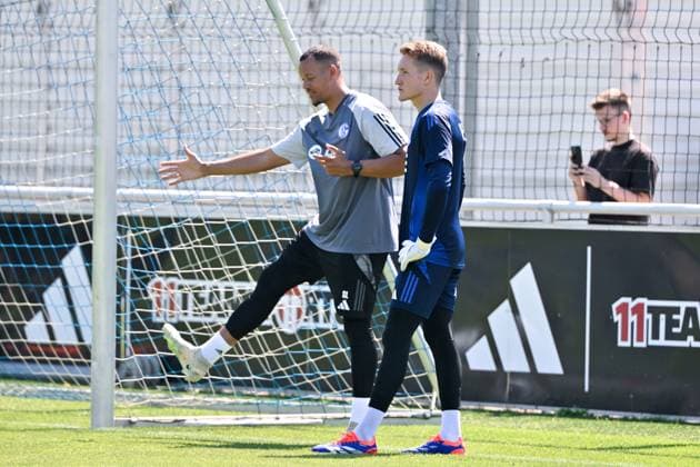 Goalkeeper coach Stephan Loboue Schalke 04 , Stephan LobouÃ with goalkeeper Ron Thorben Hoffmann FC Schalke 04 , Ron Thorben Hoffmann 26 06 2024, Football season 2024 2025, 2 Bundesliga, training kick-off FC Schalke 04 Gelsenkirchen training ground North Rhine-Westphalia Germany Team2