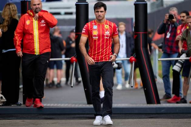 F1 Grand Prix of Austria - Previews Carlos Sainz of Spain and Scuderia Ferrari arrives in the Paddock during previews ahead the F1 Grand Prix of Austria at Red Bull Ring on June 27, 2024, in Spielberg, Austria. Spielberg Red Bull Ring Spielberg Austria RL_GPF1AT24_00042 Copyright: xRicardoxLarreinax