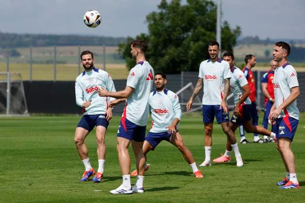 Spain s soccer team players attend a training session ahead of their upcoming Euro2024 match against Georgia, in Donaueschingen, Germany, 27 June 2024. Training session of Spain !ACHTUNG: NUR REDAKTIONELLE NUTZUNG!  Copyright: xJ.J.xGuillénx GRAF8196 20240627-55013989983_1